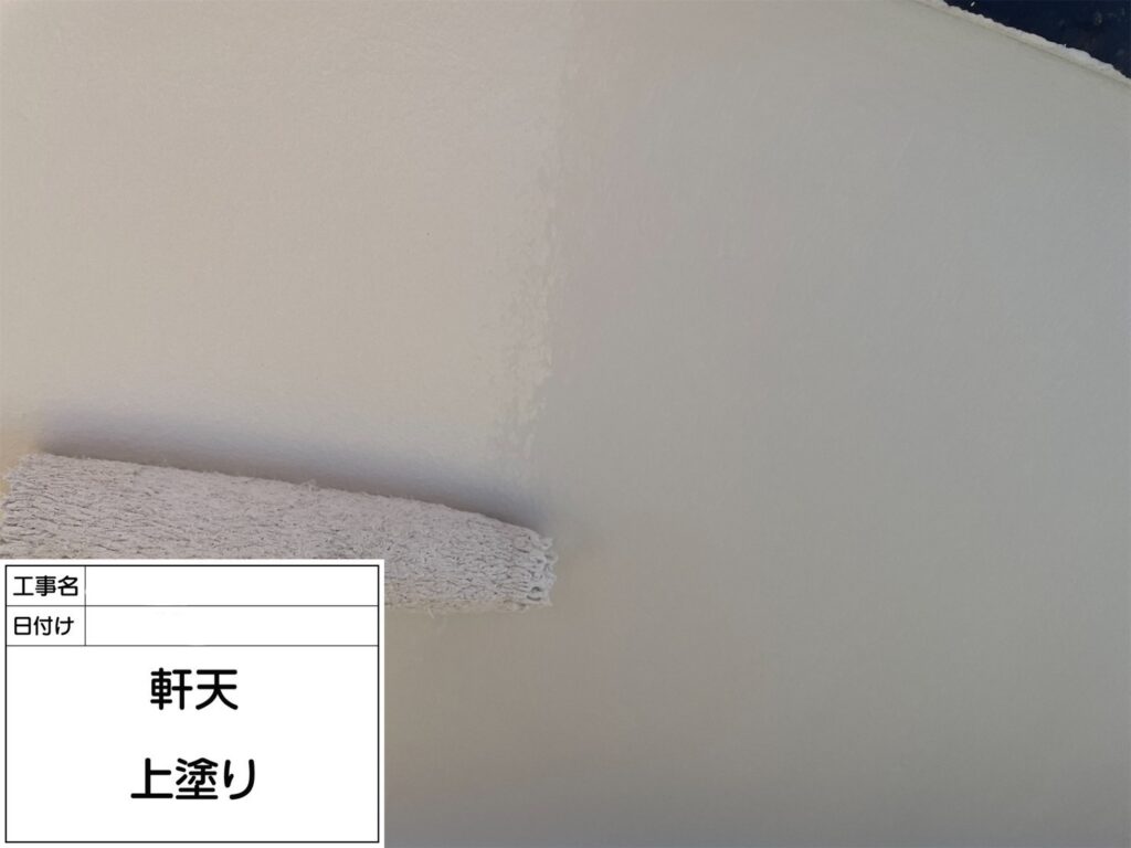 軒天の塗装を行います。<br />
細かな塗装も手作業で丁寧に塗装していきます。